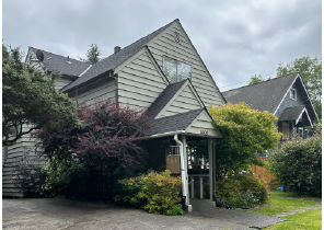 Green house turned into apartments in an established neighborhood. Apartment for rent.